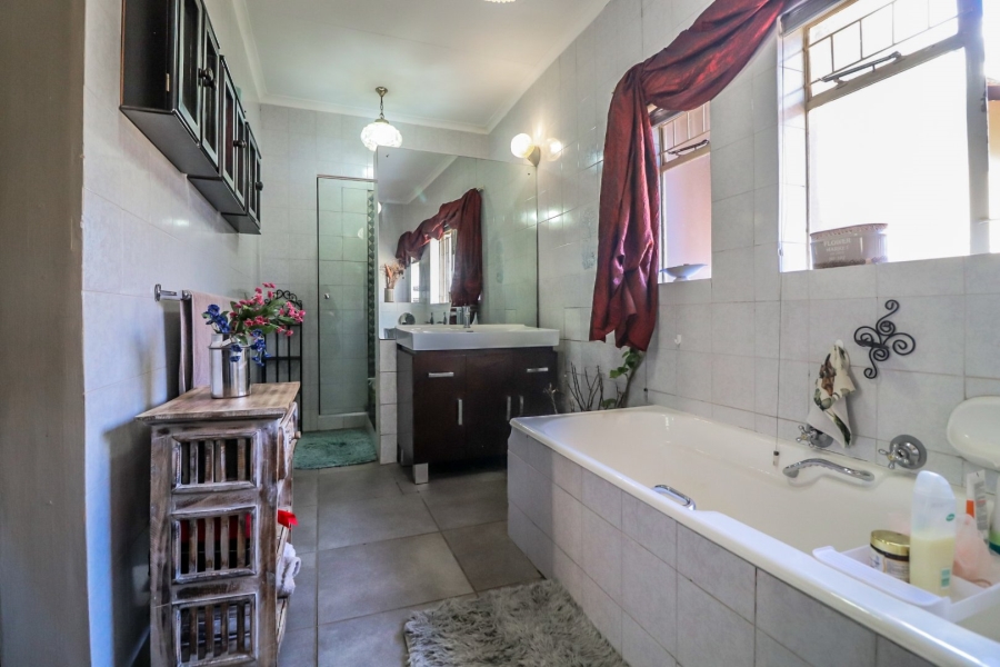 6 Bedroom Property for Sale in Heuwelsig Free State